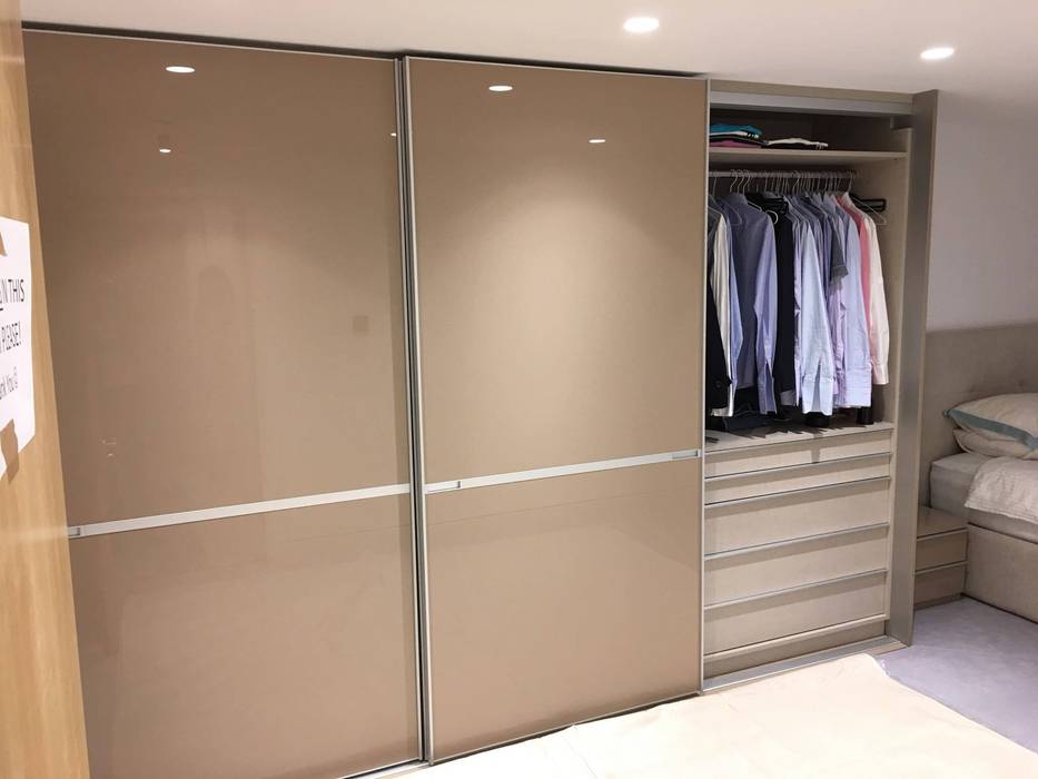 Fitted sliding door wardrobe - Minimalist Style Sliding Doors Kleiderhaus ltd Спальня Шафи і шафи