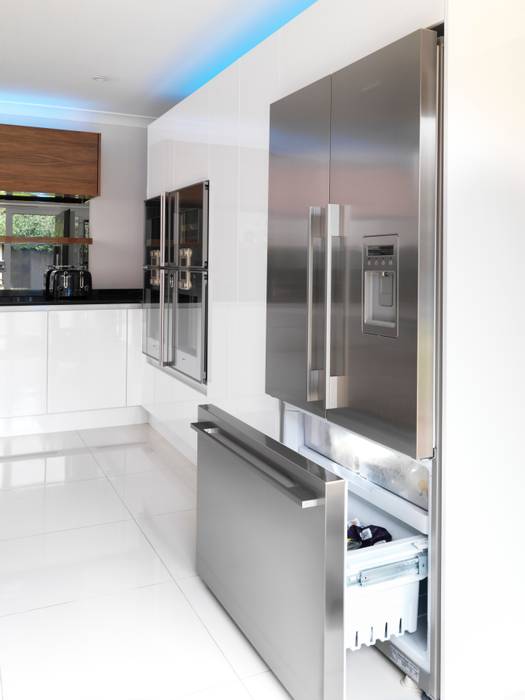 Gerrards Cross Kitchen homify Cocinas de estilo moderno Granito US fridge,Fisher and Paykel,white,high gloss,mirror splashback,modern,contemporary