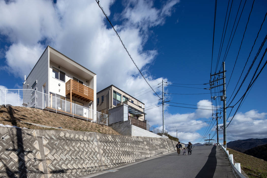 中野の家Ⅲ 高台の旗竿敷地の住宅。高台の利点を活かし家族の思いを詰込んだ, 有限会社アルキプラス建築事務所 有限会社アルキプラス建築事務所 Modern houses