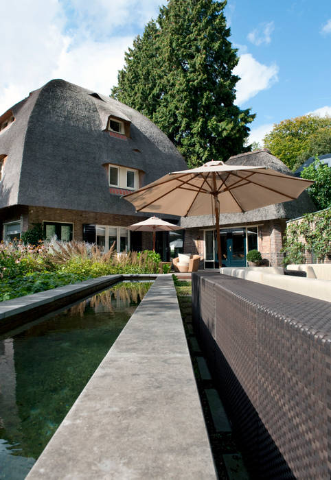 Tien jaar oude terrassentuin, Jaap Sterk Jaap Sterk Klassieke tuinen Lucht,Wolk,Plant,Gebouw,Eigendom,Boom,huis,Weg oppervlak,Hout,Buurt