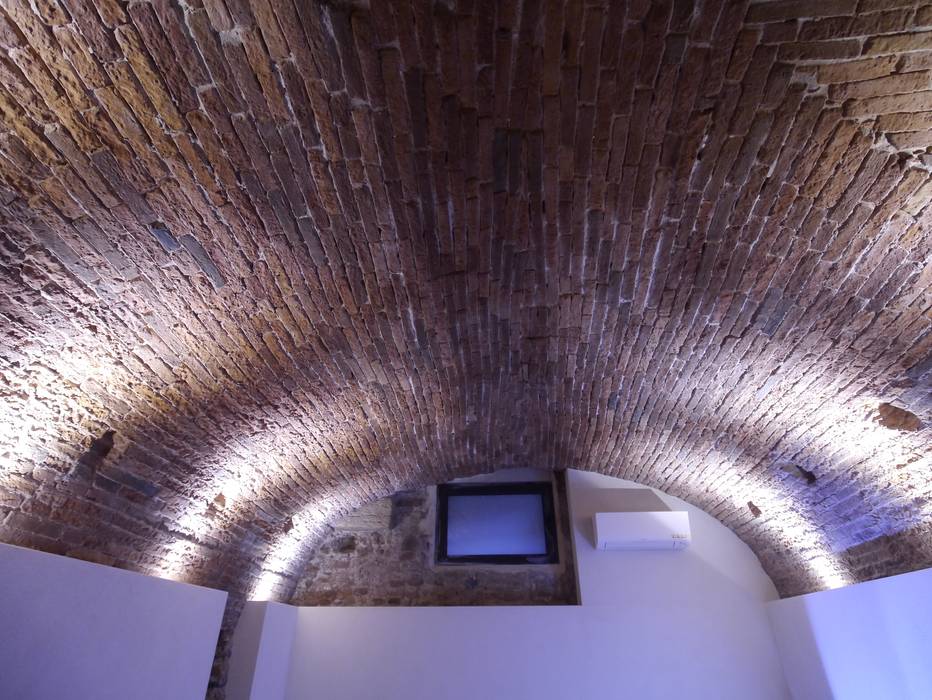 Recupero in centro storico a Verona, architetture e restauri biocompatibili architetture e restauri biocompatibili Rustic style wine cellar Bricks