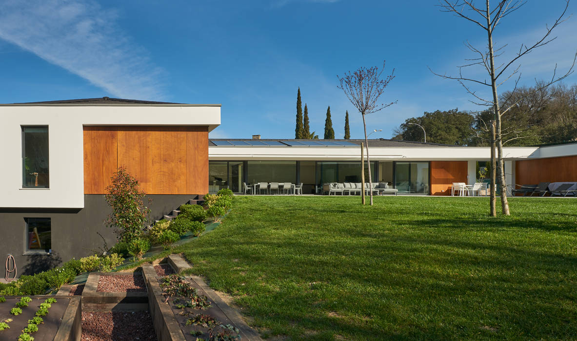 Fachada DECONS GKAO S.L. Casas de estilo moderno Compuestos de madera y plástico