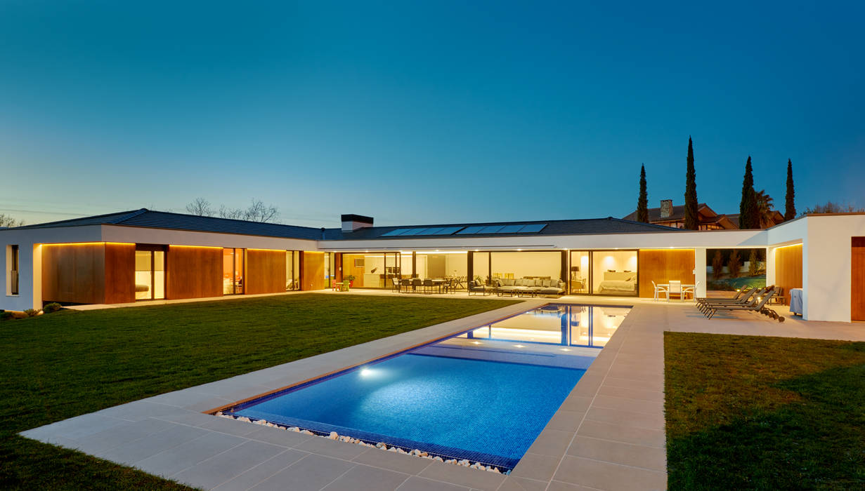 Fachada desde la piscina DECONS GKAO S.L. Casas estilo moderno: ideas, arquitectura e imágenes Cerámico