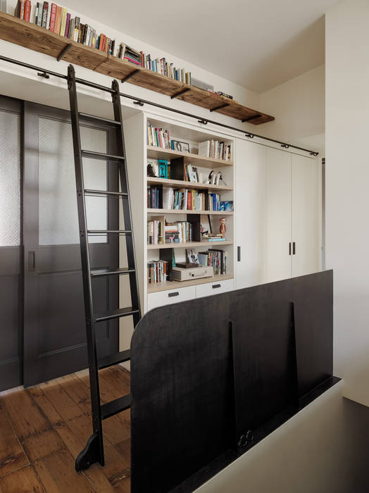 Library wall with movable ladder and oak and steel details homify Moderne studeerkamer library,ladder,steel,oak