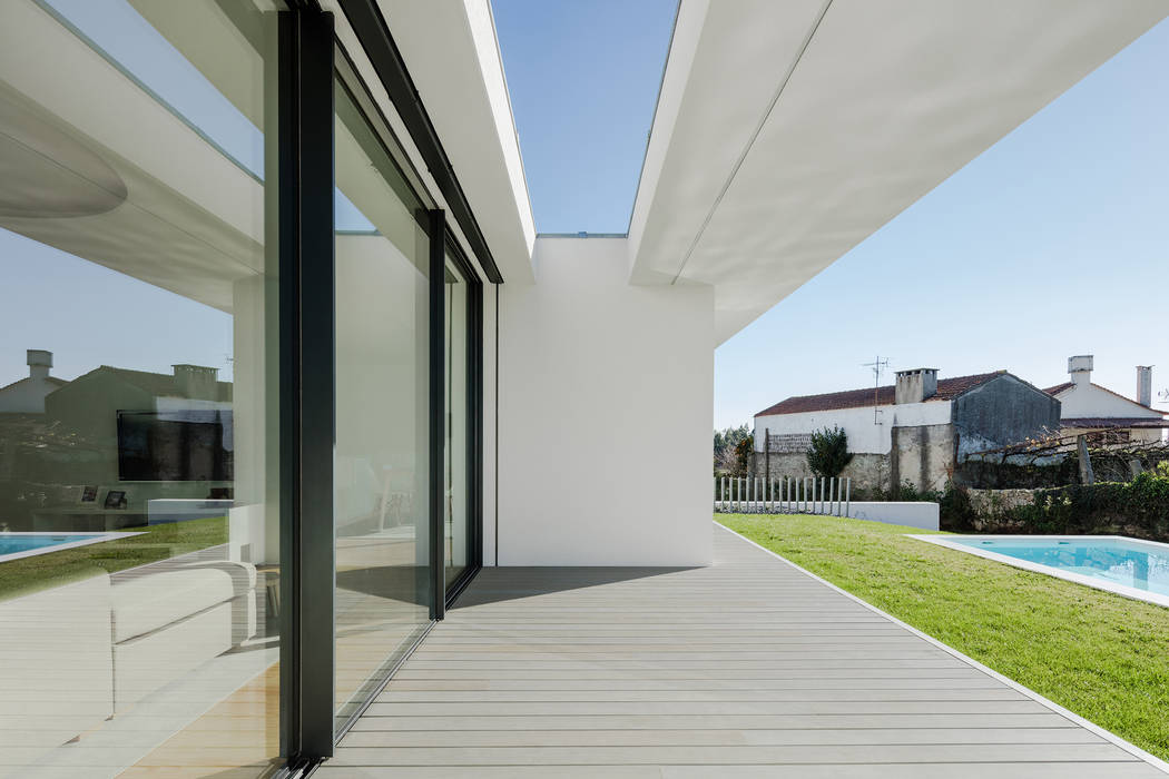 Vista Do Exterior Alpendre Casas Minimalistas Por Homify Minimalista Madeira Acabamento Em Madeira Homify