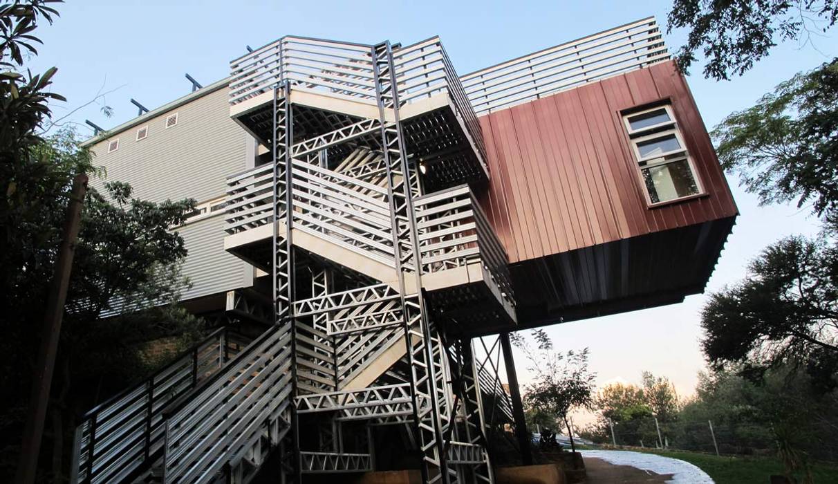 Off the grid house Johannesburg, A4AC Architects A4AC Architects Rumah Modern Aluminium/Seng
