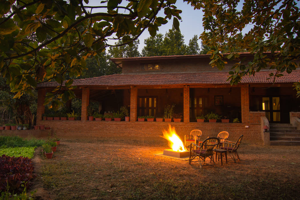 Homestay in Kanha National park, Madhya Pradesh, M+P Architects Collaborative M+P Architects Collaborative Modern houses Plant,Window,Building,Sky,Chair,Tree,House,Wood,Leisure,Heat