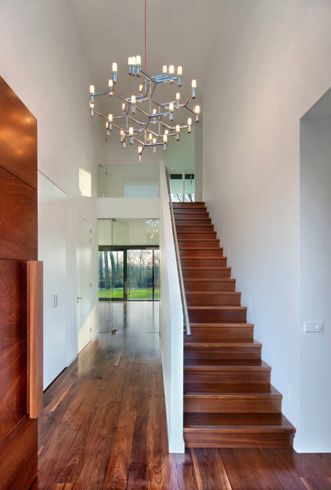 VAN ROOIJEN ARCHITECTEN Modern Corridor, Hallway and Staircase Wood Wood effect