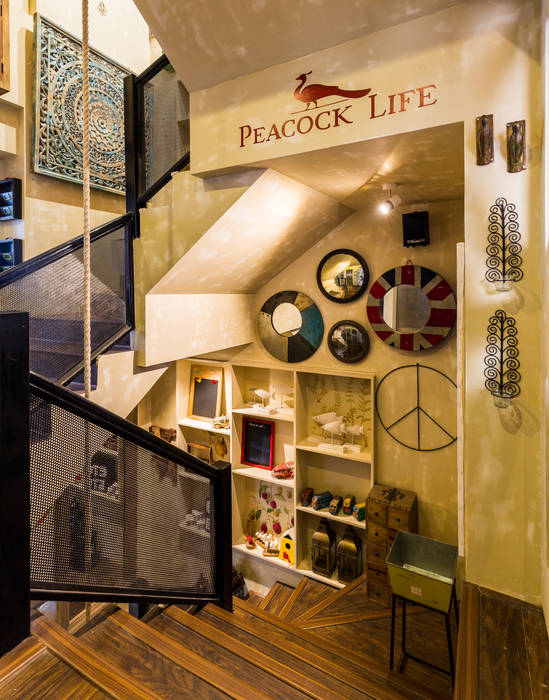 PEACOCK LIFE SHOWROOM, Turiya Lifestyle LLP Turiya Lifestyle LLP Pasillos, vestíbulos y escaleras de estilo rústico Madera Acabado en madera