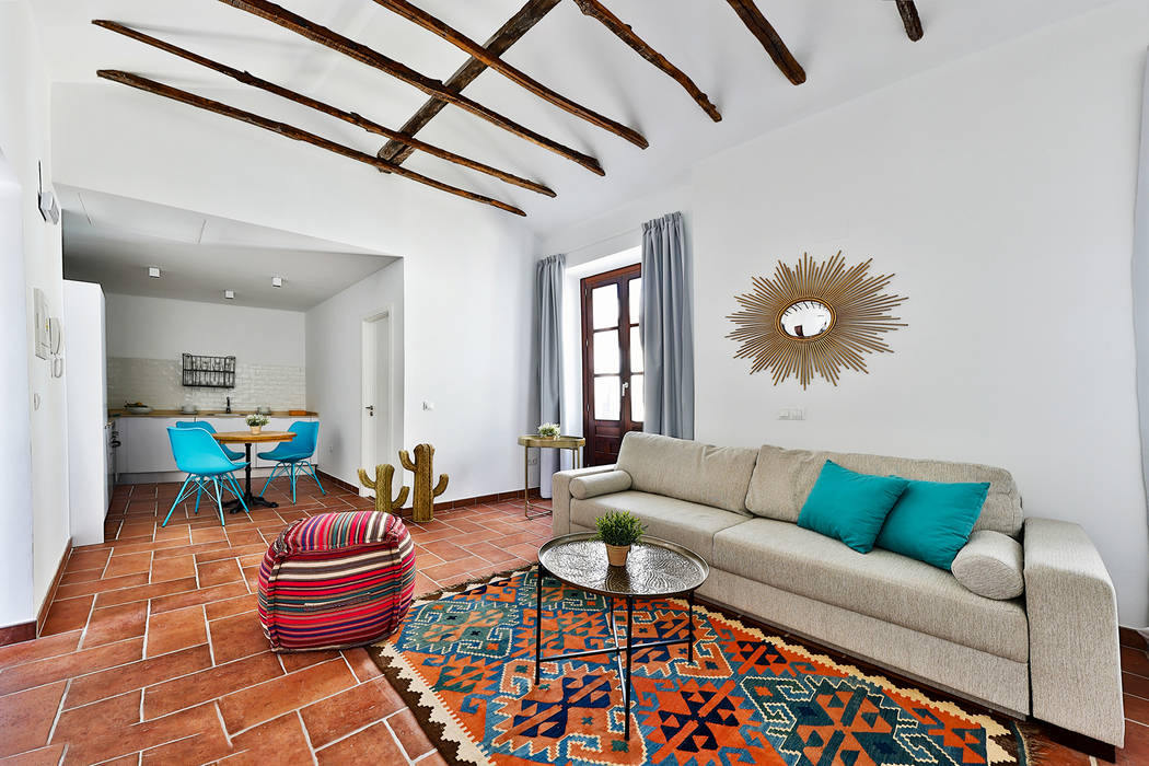 Edificio apartamentos turisticos Cordoba, StudioBMK StudioBMK Mediterranean style living room