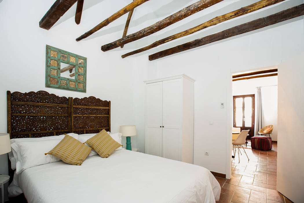 Edificio apartamentos turisticos Cordoba, StudioBMK StudioBMK Mediterranean style bedroom