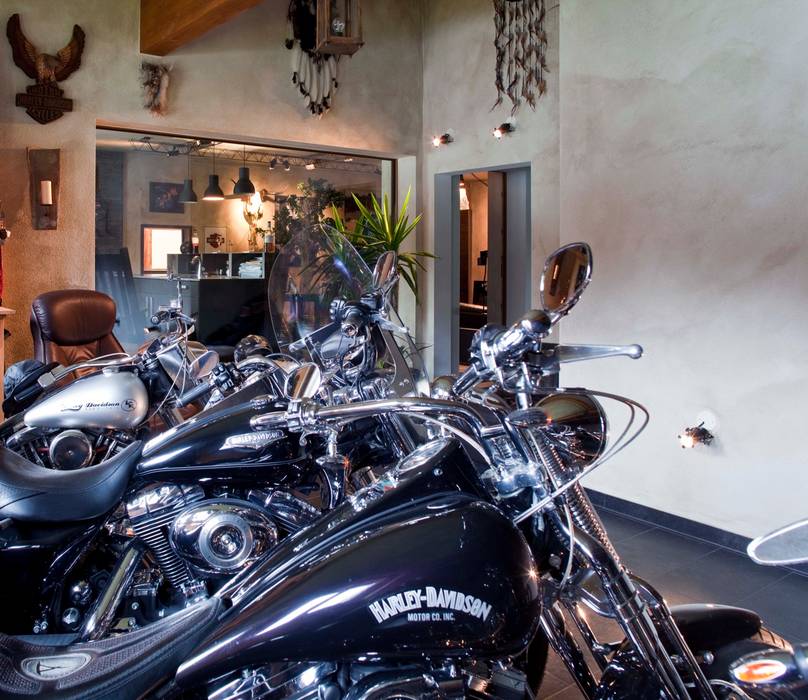 Harley Davidson zu Hause, w. raum Architektur + Innenarchitektur w. raum Architektur + Innenarchitektur Ausgefallene Garagen & Schuppen