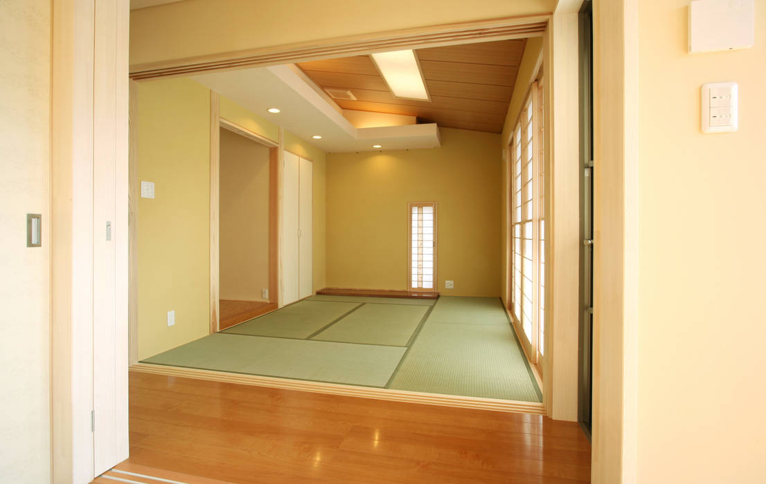 和室 洋室側から和室を見る 吉田設計 アトリエアジュール 和風の 寝室 Homify