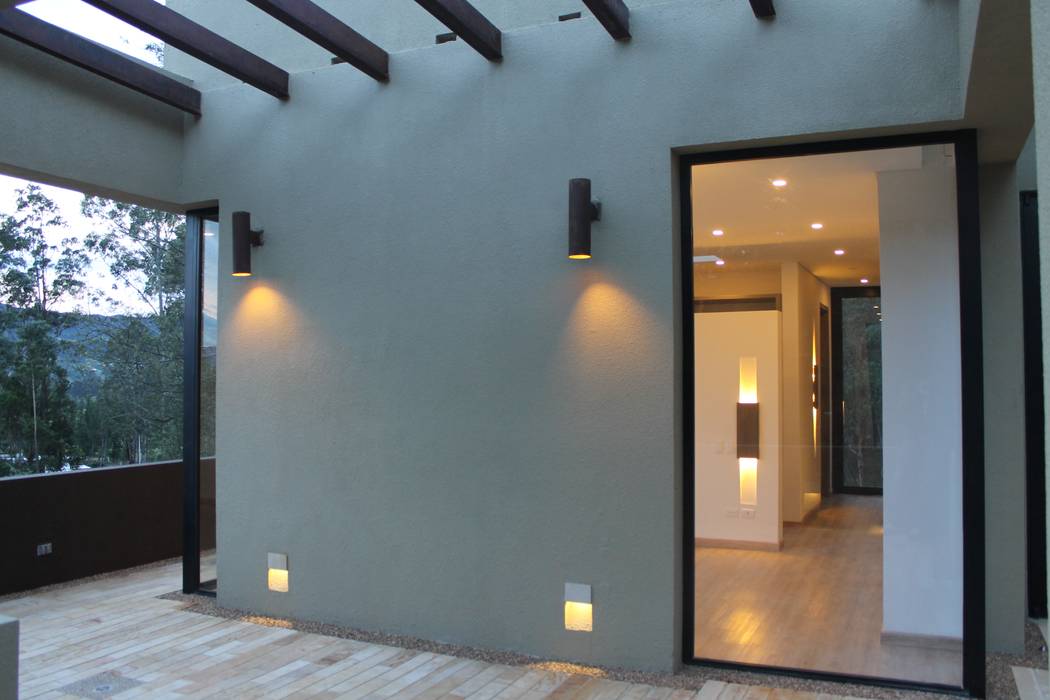 Casa Valencia, IngeniARQ IngeniARQ Modern style balcony, porch & terrace