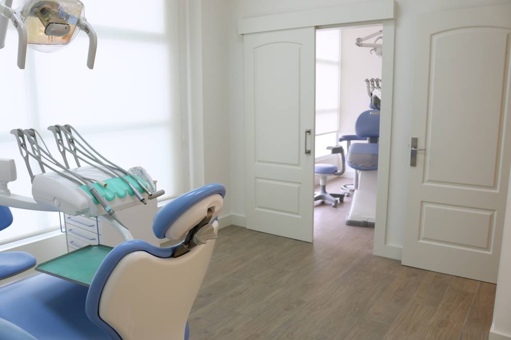 CLINICA DENTAL G.M.R., SENZA ESPACIOS SENZA ESPACIOS Commercial spaces Clinics