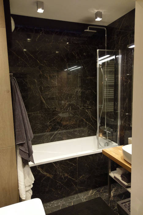 Łazienka - widok na wannę z prysznicem i parawanem Viva Design - projektowanie wnętrz Klasyczny ogród Płytki łazienka,płytki,lux,połysk,ciemne,czarne,marmur,imitujące,prysznic,parawan,kraków,centrum