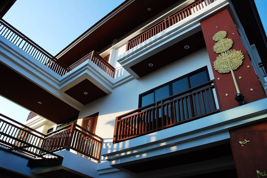 บ้านคือวิมาน Tropical Style Location :Chanthaburi, GRID ARCHITECT THAILAND GRID ARCHITECT THAILAND Casas multifamiliares Hormigón