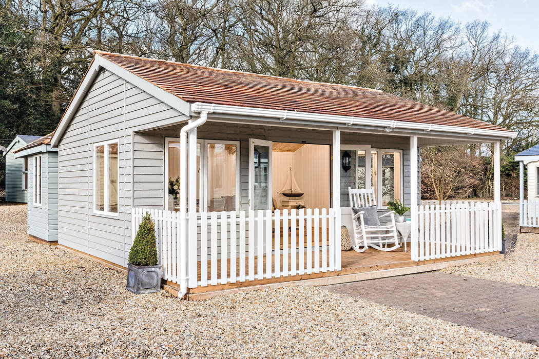 Garden Room with Veranda CraneGardenBuildings Гараж в классическом стиле Гаражи