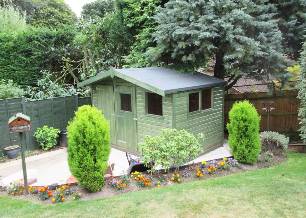 Superior Garden Shed CraneGardenBuildings Garajes de estilo clásico Garajes