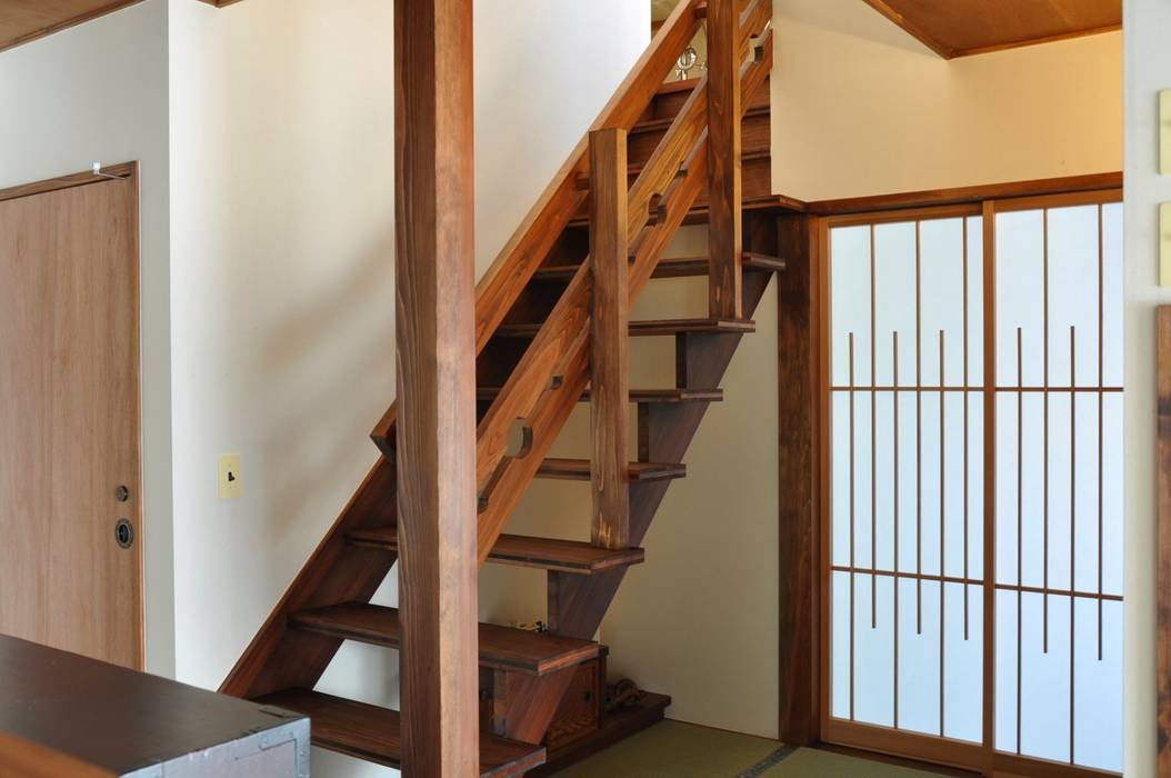 階段 カワサキジムショ クラシカルスタイルの 玄関&廊下&階段 木 木目調 木製階段,露出階段,古民家