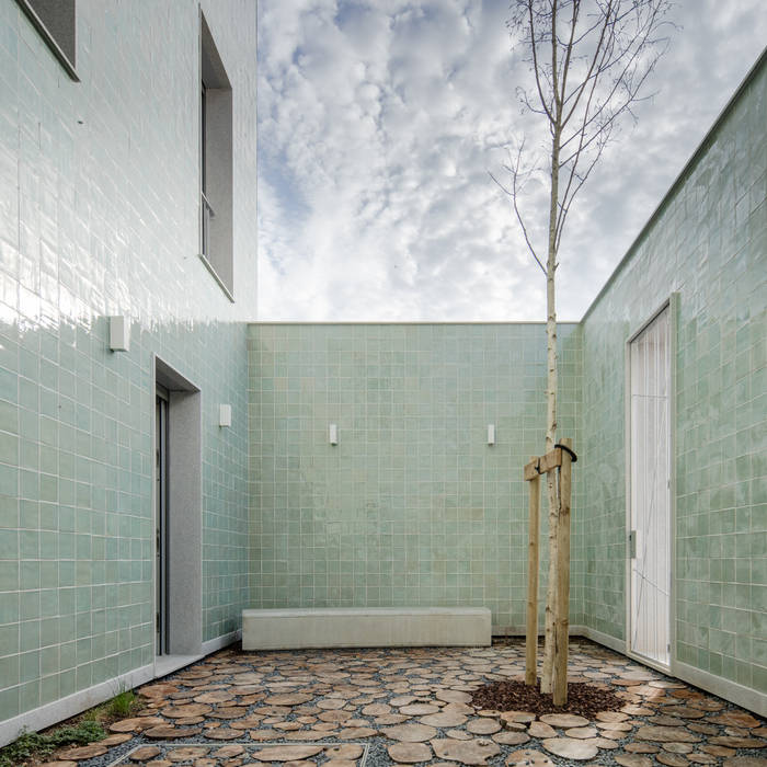 Casa Acreditar Porto Casas modernas por ALA.rquitectos Moderno Azulejo