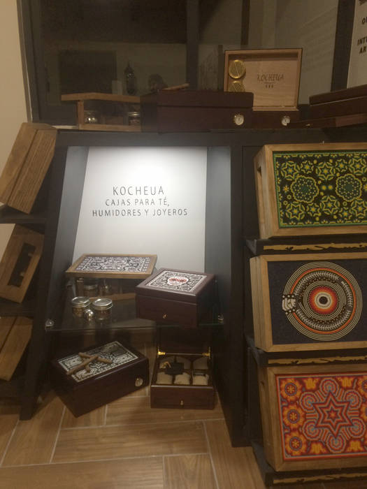 Repisa iluminada: Mueble exhibidor Kocheua. Perfil Arquitectónico Espacios comerciales Madera Acabado en madera mueble,mesa,exhibidor,tienda,mexicano,huichol,moda,artesania,madera pintada,chocolate,Oficinas y tiendas