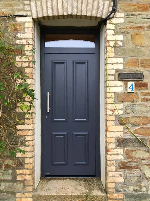 homify Classic style doors Aluminium/Zinc Doors