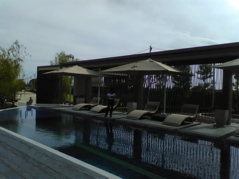 ปูกระเบื้องและติดตั้งระบบสระว่ายน้ำ โครงการหมู่บ้านศิริวิลเลจ อุดรธานี, โรจน์สุรินทร์ การช่าง โรจน์สุรินทร์ การช่าง Espaços comerciais Hotéis
