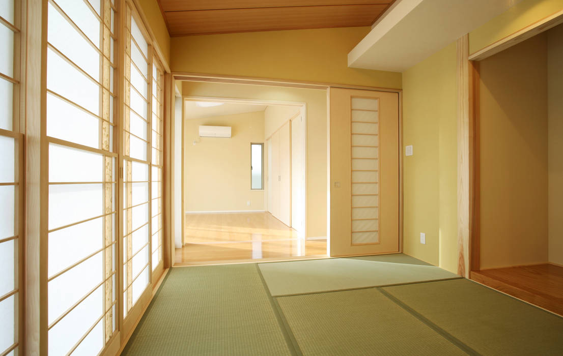 和室 和室から洋室を見る 吉田設計 アトリエアジュール 和風の 寝室 Homify