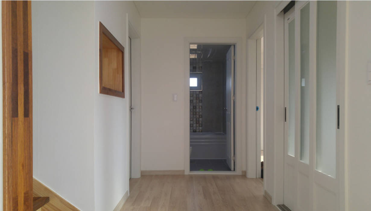 서신 매화리 전원주택 , Goodhaus Goodhaus Modern Corridor, Hallway and Staircase
