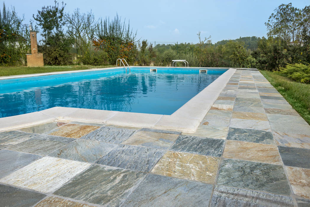 Una piscina da sogno con le pietre per pavimentazione Levanna, B&B Rivestimenti Naturali B&B Rivestimenti Naturali Mediterrane Pools Schiefer