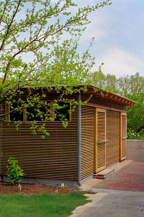 Edelschuppen mit Werkstatt im Garten, Archwerk Morenz Archwerk Morenz Garajes de estilo colonial Madera Acabado en madera