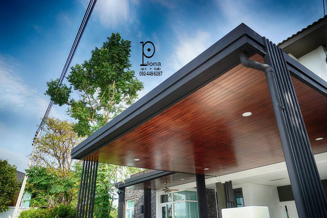 โรงจอดรถ หลังคาเมทัลชีท พร้อมฝ้าระแนงลายไม้, P-lona P-lona Modern garage/shed Iron/Steel