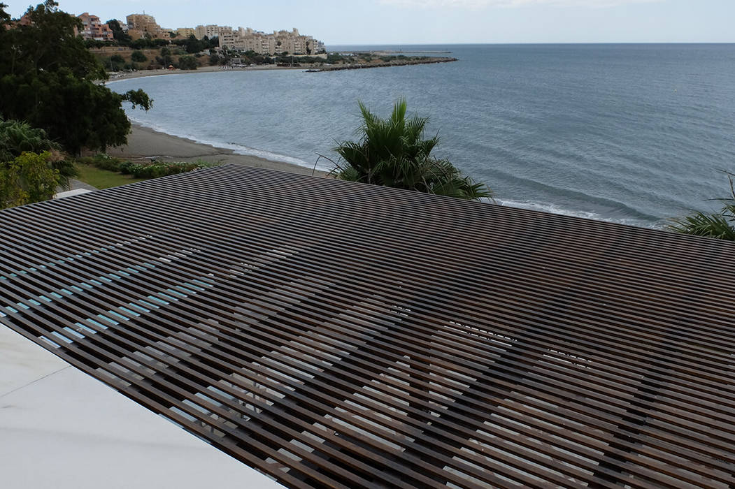 Cubierta de listones en pérgola COBERTI Balcones y terrazas mediterráneos Madera Acabado en madera