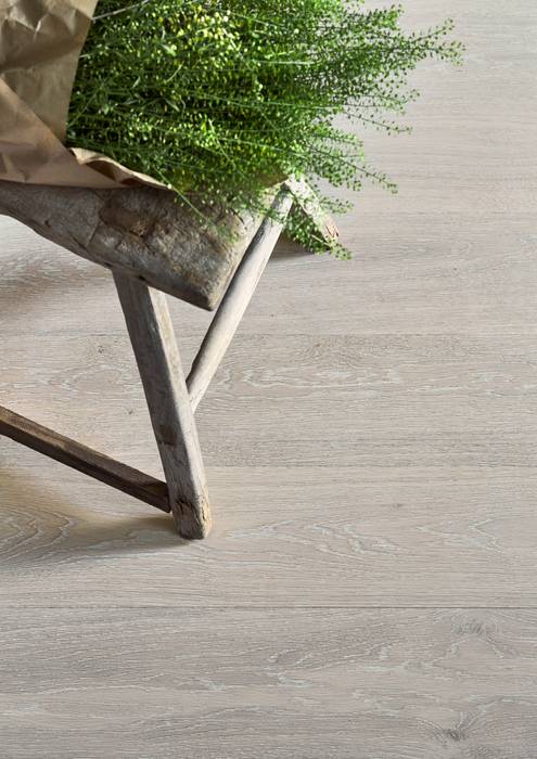 White Brushed The Natural Wood Floor Company Стены и пол в классическом стиле Изделия из древесины Прозрачный Пол и стены