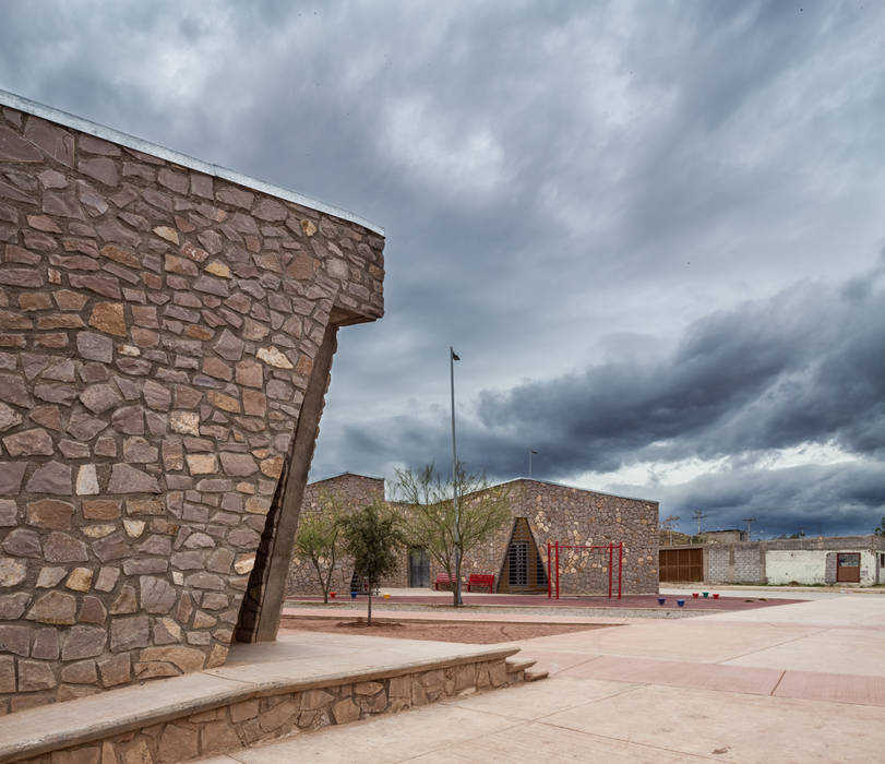 Centro Comunitario "Vistas del Cerro Grande", ARQUITECTURA EN PROCESO ARQUITECTURA EN PROCESO Pintu & Jendela Gaya Eklektik Batu