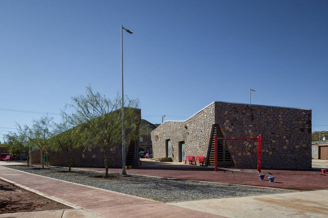 Centro Comunitario "Vistas del Cerro Grande" ARQUITECTURA EN PROCESO Puertas y ventanas eclécticas Piedra
