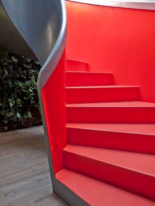 Prachtige uitdagende rode trap EeStairs | Stairs and balustrades Moderne gangen, hallen & trappenhuizen Rood wenteltrap,rood,modern