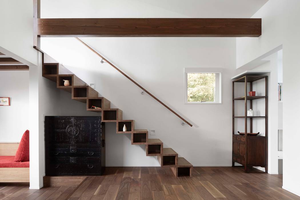 Cantilevered staircase structure 久保田章敬建築研究所 Pasillos, vestíbulos y escaleras de estilo moderno Madera Acabado en madera chest of drawers,laminated wood