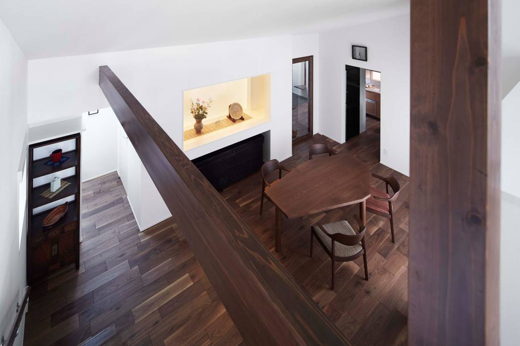 Living room is seen from a view room 久保田章敬建築研究所 Modern living room void space,catwalk