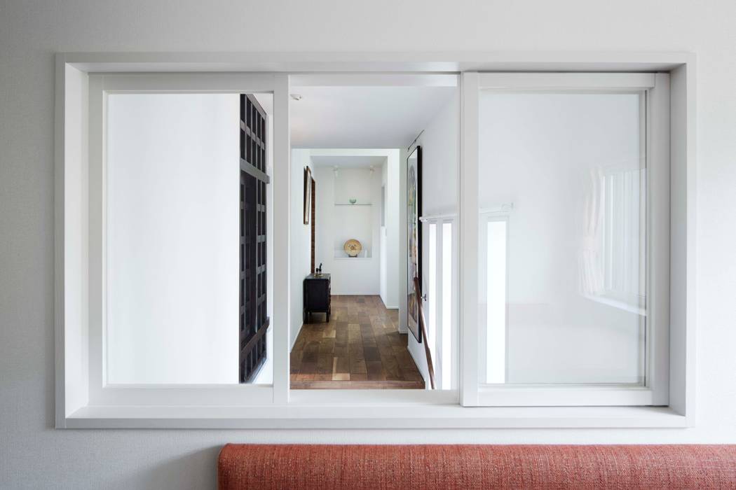 Entrance & corridor is seen from a cabin room 久保田章敬建築研究所 Moderne Schlafzimmer interior window,antique door