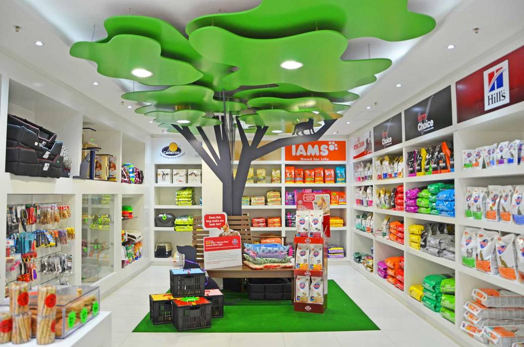 Shop interior with 'park themed' tree, bench & animals Till Manecke:Architect Commercial spaces Commercial Spaces