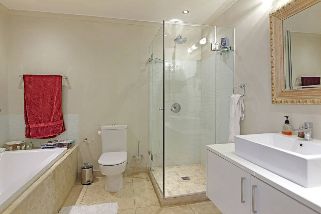 en suite bathroom Till Manecke:Architect Eclectic style bathroom