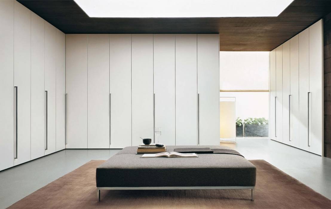 PLANA HINGED DOOR WARDROBES IQ Furniture Vestidores y placares de estilo moderno Armarios y cómodas