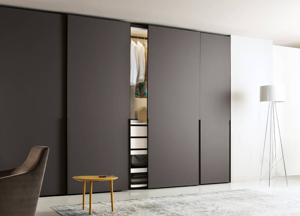 GHOST HINGED DOOR WARDROBES IQ Furniture Vestidores y placares de estilo moderno Armarios y cómodas