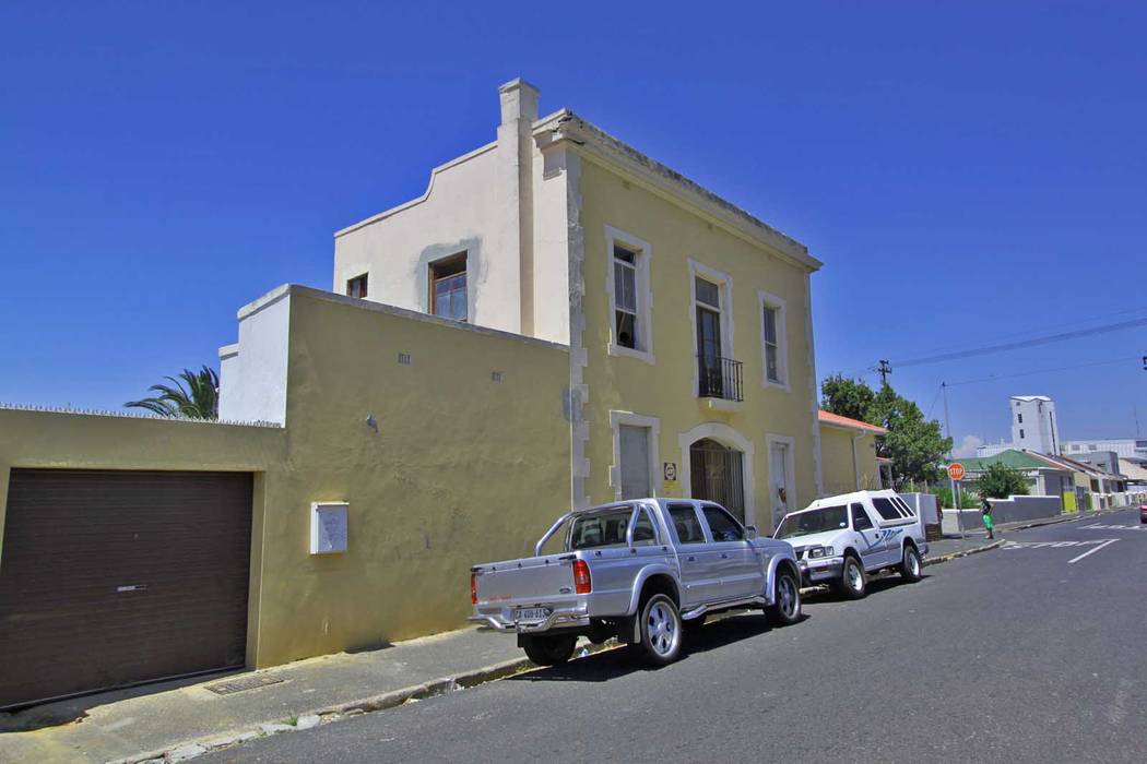 street elevation of renovated cottage Till Manecke:Architect Eclectic style houses