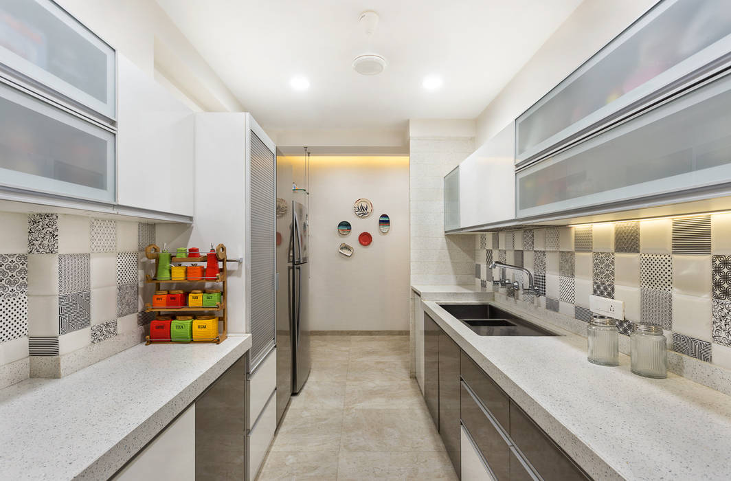 Apartment in the Western Suburban of Mumbai, The design house The design house Cucina moderna Piastrelle