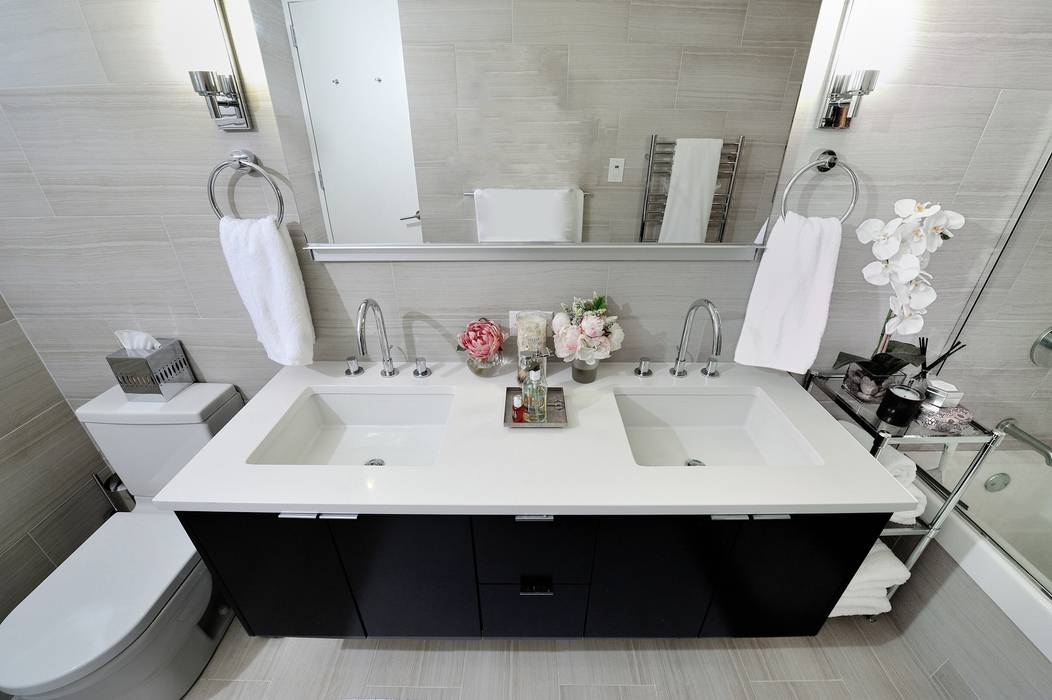 Apartment Remodel on West 52nd St., KBR Design and Build KBR Design and Build Minimalist bathroom