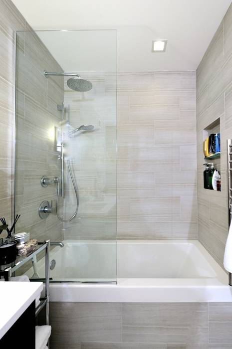 Apartment Remodel on West 52nd St., KBR Design and Build KBR Design and Build Minimalist bathroom