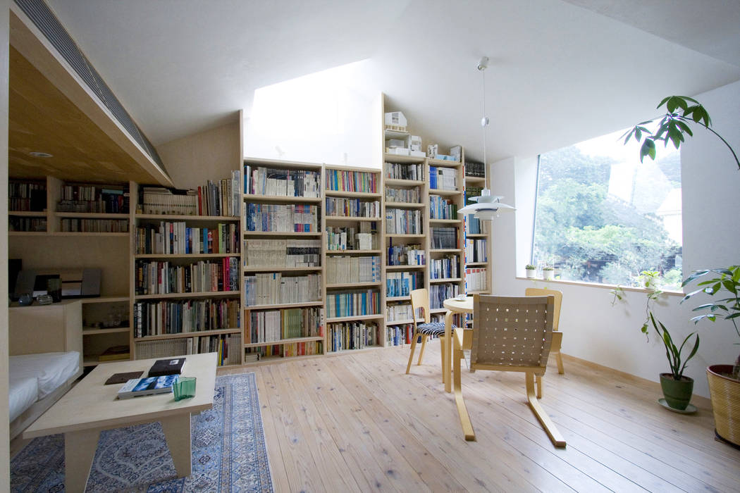 緩やかな境界線を持つ家, A.A.TH ああす設計室 A.A.TH ああす設計室 Scandinavian style living room Plywood